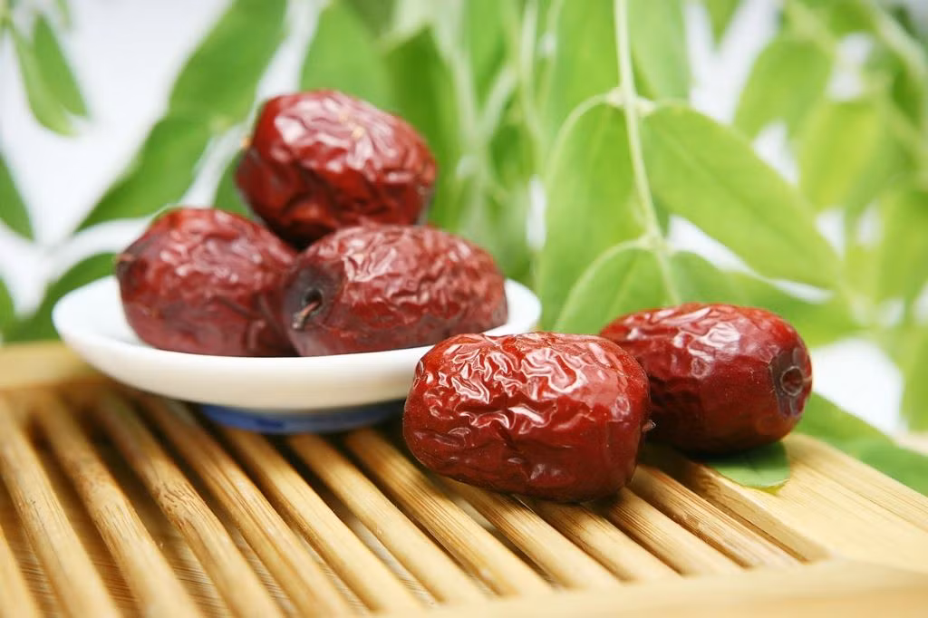 Táo đỏ: Mỗi 100 g táo đỏ chứa đến 380-600 mg vitamin C, vì thế nó còn được mệnh danh là "thuốc" vitamin C tự nhiên. Vitamin C giúp duy trì độ nhạy bén của não bộ, tăng cường chức năng các tế bào não tế bào, kích thích các tế bào não hoạt động. Ảnh: nuomi.