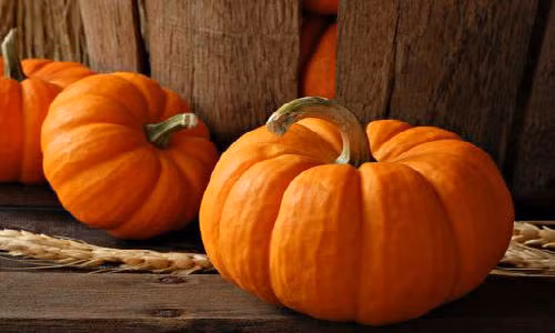 Bí đỏ: Là thực phẩm chứa beta-carotene cao, hàm lượng vitamin A trong bí đỏ còn cao hơn cả rau xanh. Ngoài ra, bí đỏ còn giàu vitamin C, kẽm, kali và cellulose. Theo Đông y người suy nhược thần, mất trí nhớ ăn bí đỏ hàng ngày có tác dụng điều trị hiệu quả Ảnh: youth.