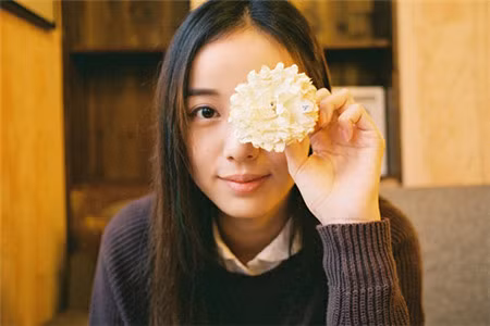 Tuổi Sửu: Vốn là người hướng nội, thật thà, không giỏi biểu đạt nên để nói một câu tình cảm, lãng mạn đối với họ cũng là điều vô cùng khó khăn. Chính vì thế xưa nay chuyện yêu đương không phải là thế mạnh của họ.