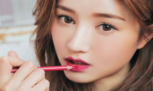 Mùa Đông trời lạnh thường thích hợp ăn một số đồ năng lượng cao hoặc cay nóng như hạt tiêu, tỏi, gừng, hành lá, hạt tiêu, quế vì có thể giúp làm ấm cơ thể. Tuy nhiên không nên ăn quá nhiều những thực phẩm này nếu không dễ khiến bị thượng hỏa, cũng gây cho da môi bị khô nứt nẻ nghiêm trọng hơn. Ảnh: nancypham.