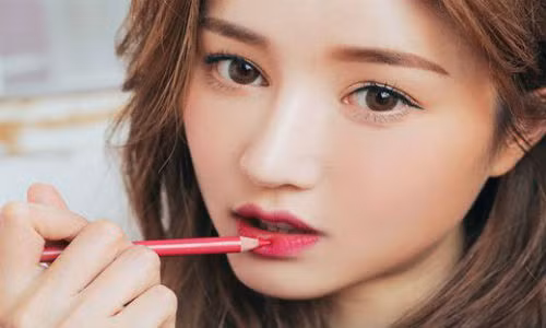 Mùa Đông trời lạnh thường thích hợp ăn một số đồ năng lượng cao hoặc cay nóng như hạt tiêu, tỏi, gừng, hành lá, hạt tiêu, quế vì có thể giúp làm ấm cơ thể. Tuy nhiên không nên ăn quá nhiều những thực phẩm này nếu không dễ khiến bị thượng hỏa, cũng gây cho da môi bị khô nứt nẻ nghiêm trọng hơn. Ảnh: nancypham.