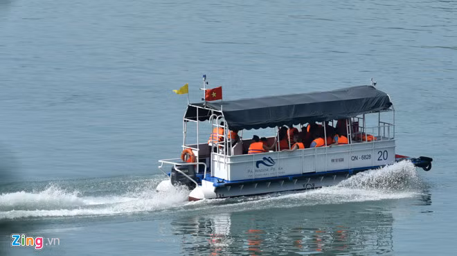 Đoàn di chuyển một mạch ra khu vực Hang Sửng Sốt. Một số chuyển sang đi xuồng nhỏ tham quan vịnh. Nữ COO cùng các con và vài người khác tham quan hang động.