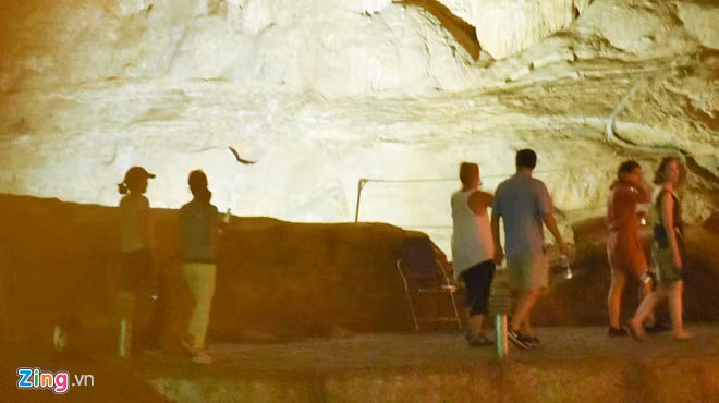 Đoàn tham quan Hang Sửng Sốt có nhiều vệ sĩ đi cùng với an ninh thắt chặt.