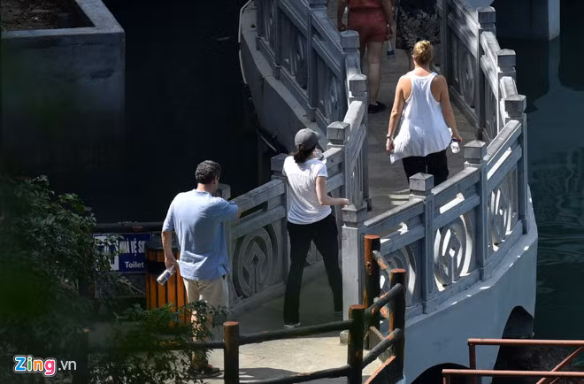 Cùng đi với Sheryl Sandberg còn khoảng 10 thành viên khác, trong đó có cả trẻ em. Hai trẻ em đi cùng được cho là con trai và con gái của nữ COO Facebook.