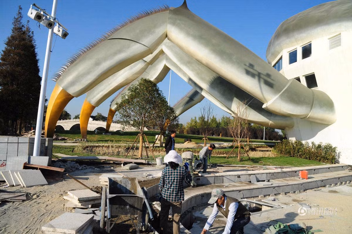 Hiện nay công trình chính đã hoàn thành, cảnh quan xung quanh đang được hoàn thiện và dự kiến tòa nhà độc lạ sẽ hoàn thành và khai trương vào nửa cuối năm sau.