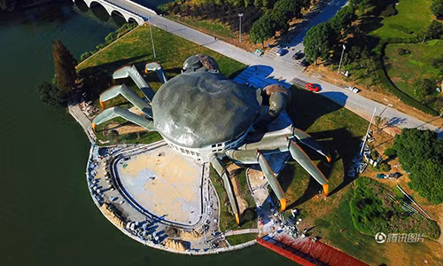 Một tòa nhà hình cua khổng lồ độc đáo nằm trên bờ hồ Dương Trừng, Tô Châu, tỉnh Giang Tô, Trung Quốc đã hoàn thành thi công vào ngày 31/10 vừa qua, thu hút sự chú ý rất lớn từ dư luận.