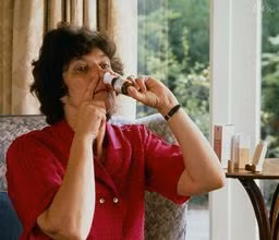 Cần lưu ý, chỉ được dùng nước muối sinh lý rửa mũi, đừng dùng nước muối với nồng độ quá đậm đặc sẽ làm hỏng niêm mạc mũi. Ảnh: toutiao.