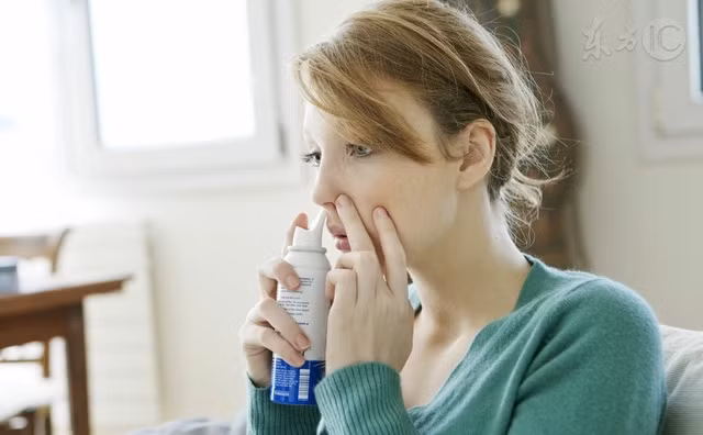 Trị viêm mũi dị ứng: Dùng nước muối rửa mũi hàng ngày. Đây là cách đơn giản, hiệu quả nhất trong việc điều trị chứng viêm mũi dị ứng. Trước khi rửa mũi, nên ngâm nước muối vào nước ấm, nhỏ vào giọt nước muối vào cổ tay để thử độ ấm của nước muối rồi tiến hành rửa mũi. Anh: Dongfang.