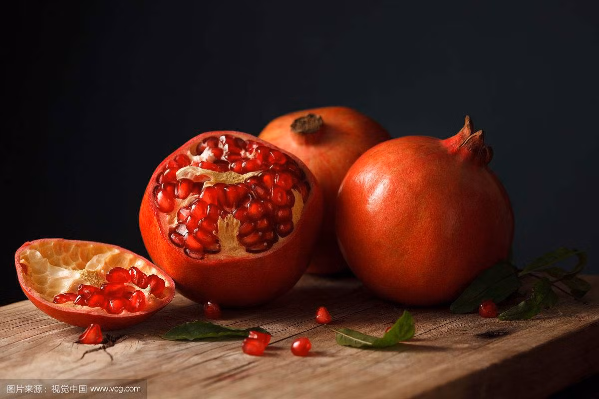 Lựu chứa nhiều protein, vitamin, chất béo và khoáng chất. Các chất dinh dưỡng này có thể giúp vòng một phát triển tốt, đặc biệt trong giai đoạn dậy thì, thường xuyên ăn lựu sẽ hỗ trợ tăng kích thước vòng một hiệu quả. Ảnh: vcg.