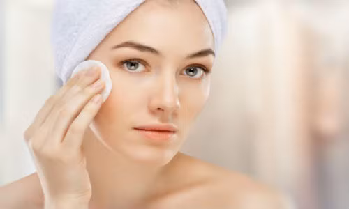 Cân bằng sản xuất dầu trong da của bạn: Một lợi ích tuyệt vời của phương pháp này là nó điều chỉnh sản xuất dầu trong da của bạn. Ngăn ngừa sản xuất bã nhờn và cân bằng độ ẩm là điều cần thiết để duy trì sức khỏe tổng thể của da và đảm bảo da không bị nhờn.