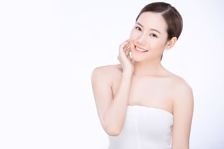 Da sáng tự nhiên: Da nhợt nhạt có thể làm hỏng toàn bộ vẻ đẹp của bạn. Và sự tồn tại của chất bẩn trên bề mặt da của bạn. Tuy nhiên, phương pháp làm sạch dầu có thể giúp da trắng sáng tự nhiên và giảm sự phụ thuộc vào các loại mỹ phẩm trang điểm.