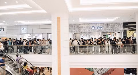 Gioi tre Ha Noi “rong ran” xep hang truoc cua hang thoi trang HM