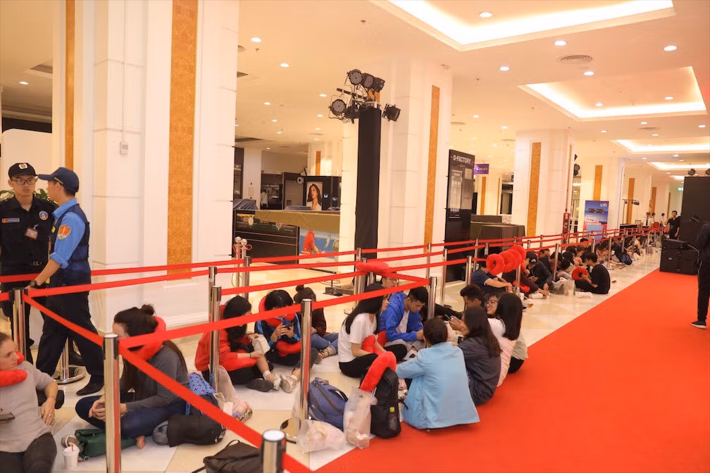 Gioi tre Ha Noi “rong ran” xep hang truoc cua hang thoi trang HM-Hinh-2