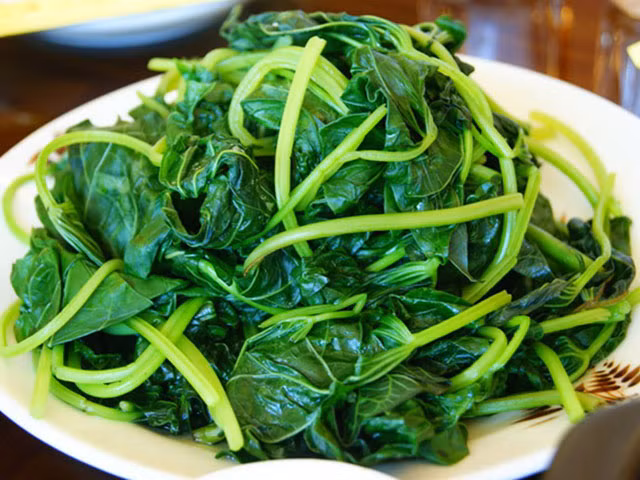 Mach chi em bi quyet luoc rau cu xanh gion, ngot thanh-Hinh-2