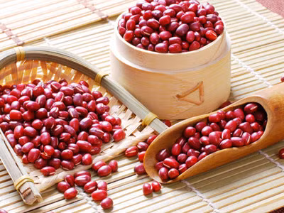 Đậu đỏ cũng chứa nhiều saponin có tác dụng giải rượu, giải độc, tốt cho tim mạch. Đậu đỏ cũng giàu chất xơ nên nhuận tràng, tốt cho tiêu hóa, ngừa lắng sỏi, giảm béo, làm đẹp. Bà bầu ăn nhiều đầu đỏ có lợi cho sữa. Đậu đỏ còn có thể nghiền nát đắp ngoại trị quai bị hiệu quả, an toàn. Ảnh: xywy.