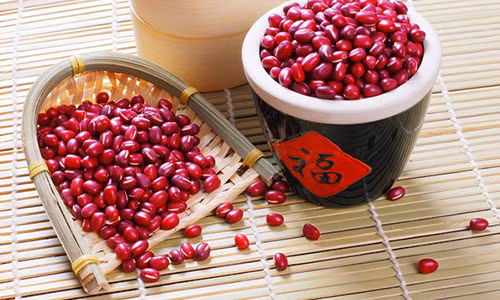 Cách ăn đậu đỏ tốt nhất: Có thể dùng đậu đỏ nấu canh, nấu cháo, hoặc nghiền thành bột đậu đỏ ăn. Ngoài ra có thể tham khảo công thức nấu cháo đậu đỏ, hạt sen dưới đây. Ảnh: huitu.