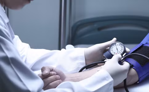 Có rất nhiều bệnh nan y có thể đến với bất cứ ai, ngoài ra cũng có nhiều bệnh thông thường nhưng nếu không được chữa kịp thời cũng sẽ thành bệnh mạn tính, việc kiểm tra sức khỏe thường xuyên sẽ giúp bạn biết được tình trạng sức khỏe của mình để kịp thời can thiệp. Ảnh: 99.