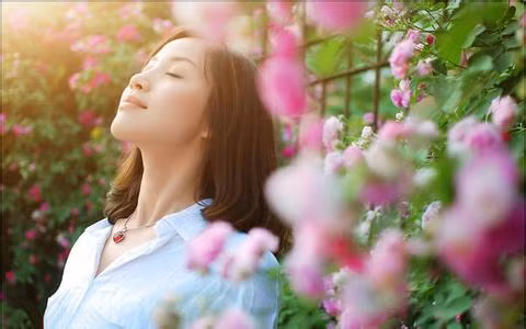 Tuổi Mão: Công việc: Tâm trạng không ổn định, vì thế con giáp này dễ gây gổ với người khác, cố gắng kiềm chế tránh gây thù chuốc oán, tạo bất lợi cho mình. Tài vận: Khó có cơ hội cầu tài, tốt nhất nên tập trung làm tốt công việc của mình. Tình cảm: Đừng tự đẩy mình vào chân tường, rất nhiều việc chỉ cần lùi một bước sẽ thấy trời cao biển rộng. Hướng vượng tài: Xuất hành hướng Tây Bắc, kỵ hướng Tây Nam. Màu sắc vượng vận: Màu vàng. Quý nhân: Tuổi Mùi.