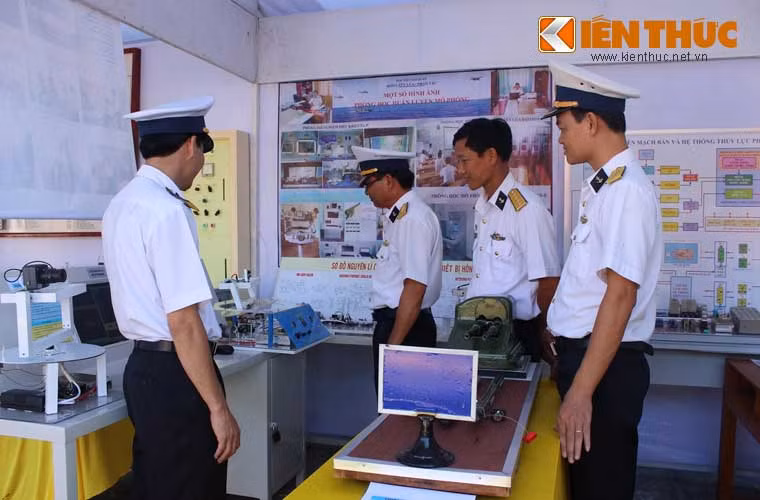 Ảnh: Thiết bị qui chỉnh pháo tàu.