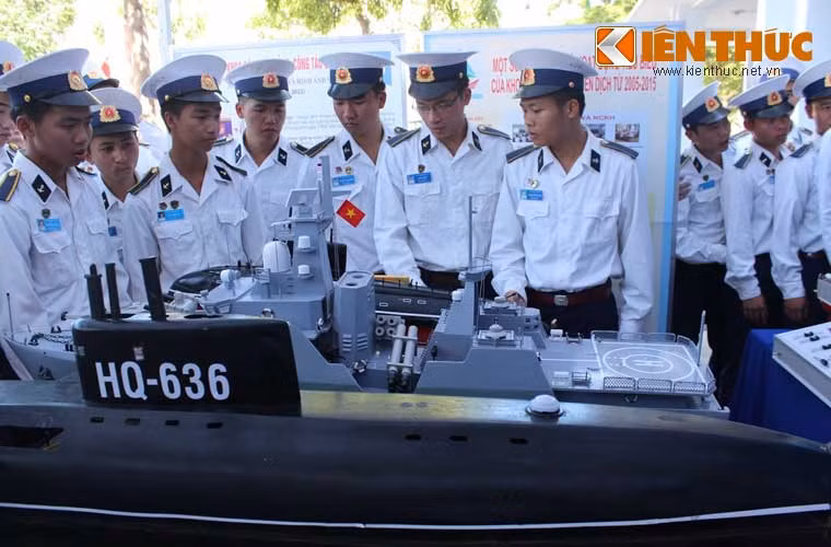 Không gian triển lãm giới thiệu hàng trăm bức ảnh, hiện vật, kỷ vật liên quan đến lĩnh vực khoa học quân sự Hải quân trong suốt chiếu dài lịch sử 60 năm qua cùng nhiều thiết bị hiện đại do cán bộ, giảng viên Học viện nghiên cứu, chế tạo thành công trong thời gian gần đây. Đặc biệt, triển lãm lần này dành hẳn một khu trưng bày riêng biệt, giới thiệu các mô hình, thiết bị mô phỏng phục vụ giảng dạy, huấn luyện và các công trình khoa học đã được ứng dụng trên thực tế.