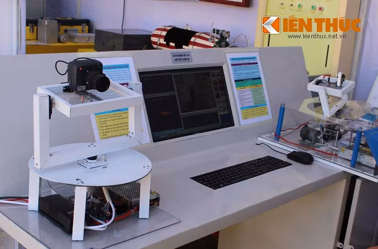 Tất cả các thiết bị đều do giảng viên, học viên nhà trường thiết kế, chế tạo 100% từ gia công cơ khí, thiết kế mạch in, hệ thống điều khiển vũ khí... Các đơn vị đều tận dụng thế mạnh của mình để đưa công nghệ điều khiển hiện đại vào trong thiết kế. Dự kiến triển lãm kéo dài đến hết ngày 26/4/2015. Ảnh: Thiết bị tạo mặt phẳng ổn định quán tính trên tàu Hải quân dùng để quay phim với độ ổn định khi tàu lắc nghiêng lên tới 45 độ.