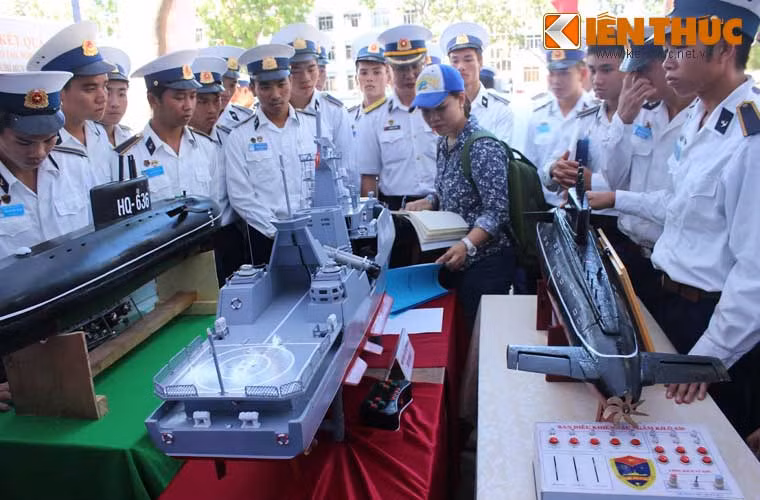 Ấn tượng nhất vẫn là gian trưng bày mô hình tàu chiến đã được thử thách qua cuộc thi “Sáng tạo mô hình tàu chiến đấu” tại Học viện năm 2014 vừa qua. Một số mô hình tàu chiến đa dạng, có tính sáng tạo cao như tàu hộ vệ tên lửa Gepard 3.9, tàu tên lửa tấn công nhanh Monliya 1241.8 hay tàu ngầm Kilo 636 đi kèm hệ thống điều khiển từ xa hoàn chỉnh.