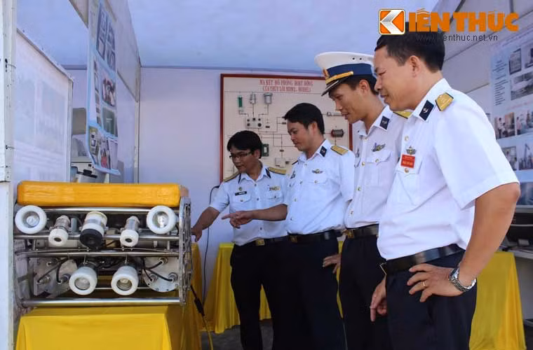 Ngoài ra, triển lãm còn giới thiệu các công trình nghiên cứu mới như thiết bị mô phỏng phóng, rải nhiễu PK10E đánh lừa tên lửa đối hải được sử dụng trên tàu Hải quân; tủ máy điều khiển tổ hợp trinh sát điện tử và gây nhiễu MP-405-01E hay rô bốt ngầm điều khiển từ xa có thể lặn sâu tới 60m…