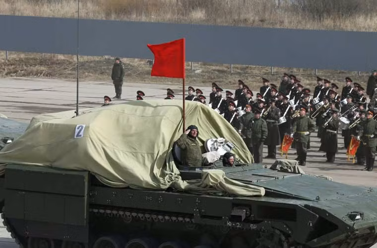 Xe chiến đấu bộ binh hạng nặng T-15 Armata được cho là thiết kế trên khung gầm cơ sở tăng Armata, trang bị tháp pháo tự động 2A42 cỡ 30mm và 4 tên lửa chống tăng Kornet-EM.