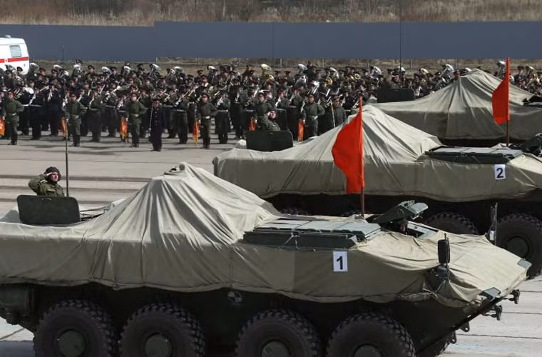 Xe thiết giáp chở quân thế hệ mới nhất Bumerang được kỳ vọng là sẽ thay thế hoàn toàn dòng xe BTR huyền thoại phục vụ từ thời Liên Xô. Trong ảnh là đội hình xe Bumerang luyện duyện binh với tháp pháo và một nửa phần thân trùm kín.