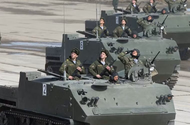 Ngoài các vũ khí thuộc hàng tối mật trên, Quân đội Nga lần đầu trình diễn các loại vũ khí mới được lộ diện trong vài năm gần đẩy. Điển hình là xe thiết giáp chở quân lính dù BTR-MDM Rakushka được thiết kế dùng thành phần xe thiết giáp chiến đấu BMD-4M và BMP-3.