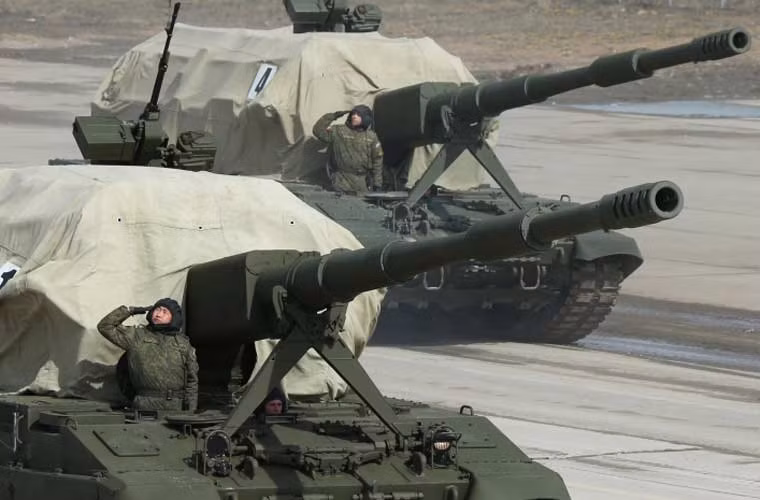 Theo các nguồn tin, 2S35 Koalitsiya-SV được thiết kế trên khung gầm lựu pháo 2S19 MSTA-S nhưng dùng tháp pháo mới. Nó được trang bị pháo nòng trơn 2A88 152mm kết hợp bộ nạp tự động, có thể bắn đạn tự dẫn tăng tầm 9K25 Krasnopol.