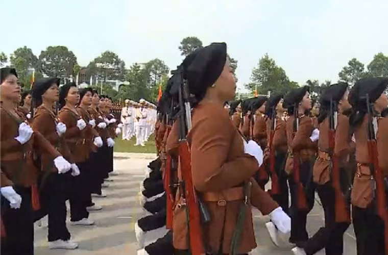 Bat ngo dan vu khi tham gia dieu binh 30/4 (1)-Hinh-3