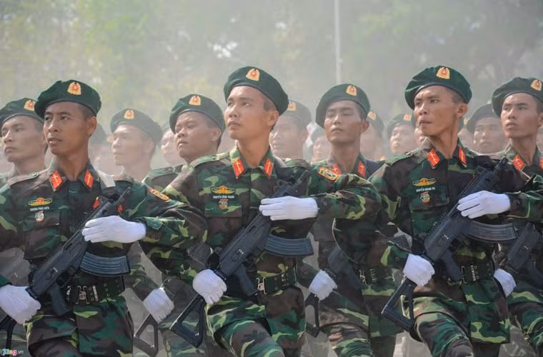 Bat ngo dan vu khi tham gia dieu binh 30/4 (1)