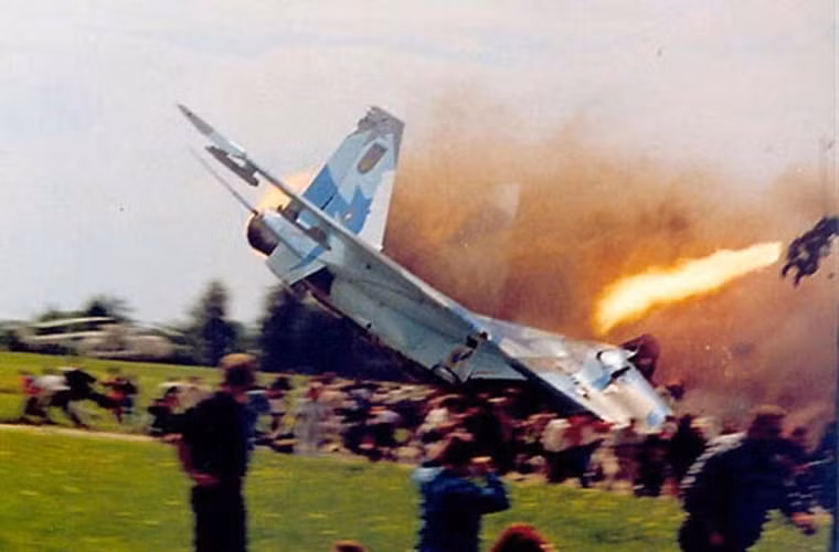 Dù ghế phóng dù nhiều khi gây chấn thương cột sống cho phi công khi mà họ sẽ phải chịu gia tốc rất lớn 12-14G. Tuy nhiên, nhìn chung thì ghế phóng dù đã cứu thoát được khá lớn sinh mạng các phi công trên khắp thế giới. Ảnh: phi công được ghế phóng K-36 bắn ra khỏi chiếc tiêm kích MiG-29 đang sắp nổ tung sau khi đâm xuống đất.