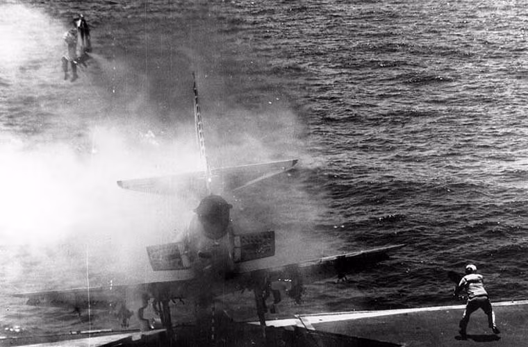 Nếu tính riêng mẫu ghế phóng Martin - Baker được sản xuất ở Anh Quốc từ năm 1946, tính tới tháng 5/2006, loại ghế này đã cứu thoát 7.152 phi công. Trong ảnh, phi công William Belden được ghế phóng "bắn ra" khỏi máy bay A-4 Skyhawk sắp lao xuống biển.