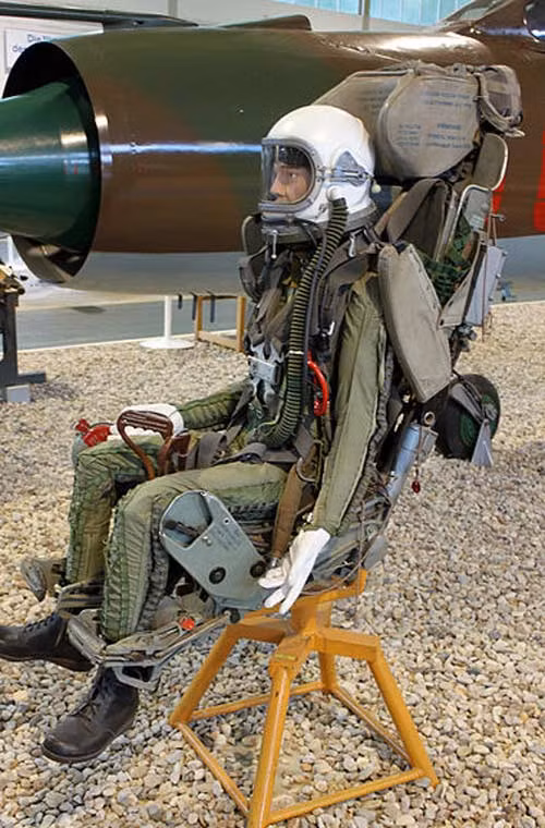 Hiện nay, trên các máy bay chiến đấu của Không quân Nhân dân Việt Nam đều được trang bị ghế phóng dù cho phi công. Ngay từ thế hệ tiêm kích MiG-21 đã rất cũ, phi công cũng có ghế phóng dù KM-1.