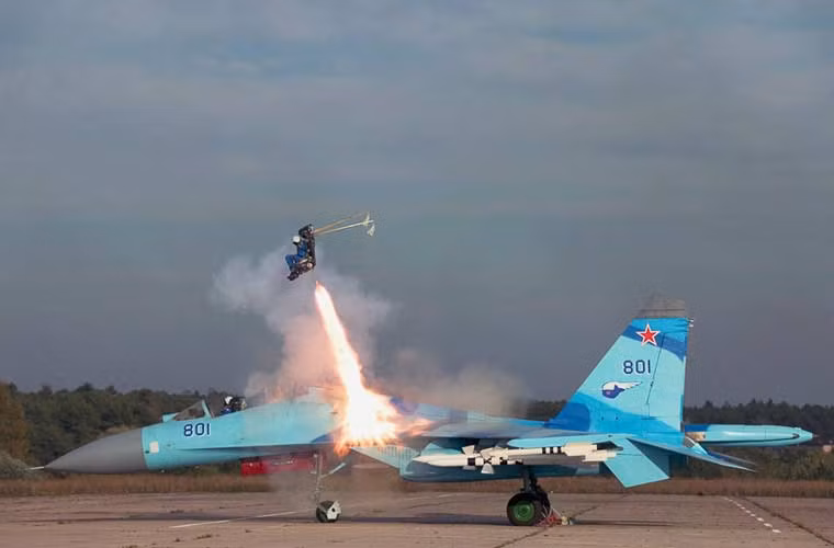 Cấu tạo ghế bao gồm: cơ cấu phóng tên lửa, hộp số, hệ thống bảo vệ vùng đầu phi công với một mái vòm che sẽ bung ra từ phần gối tựa đầu, cùng những hệ thống khác để bảo đảm an toàn cho phi công. Tổng trọng lượng ghế phóng là dưới 103kg (bao gồm cả các hệ thống dù, bộ phận bảo đảm sự sống, hệ thống oxy khẩn cấp và pháo hiệu).