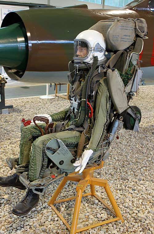 Hiện nay, trên các máy bay chiến đấu của Không quân Nhân dân Việt Nam đều được trang bị ghế phóng dù cho phi công. Ngay từ thế hệ tiêm kích MiG-21 đã rất cũ, phi công cũng có ghế phóng dù KM-1.