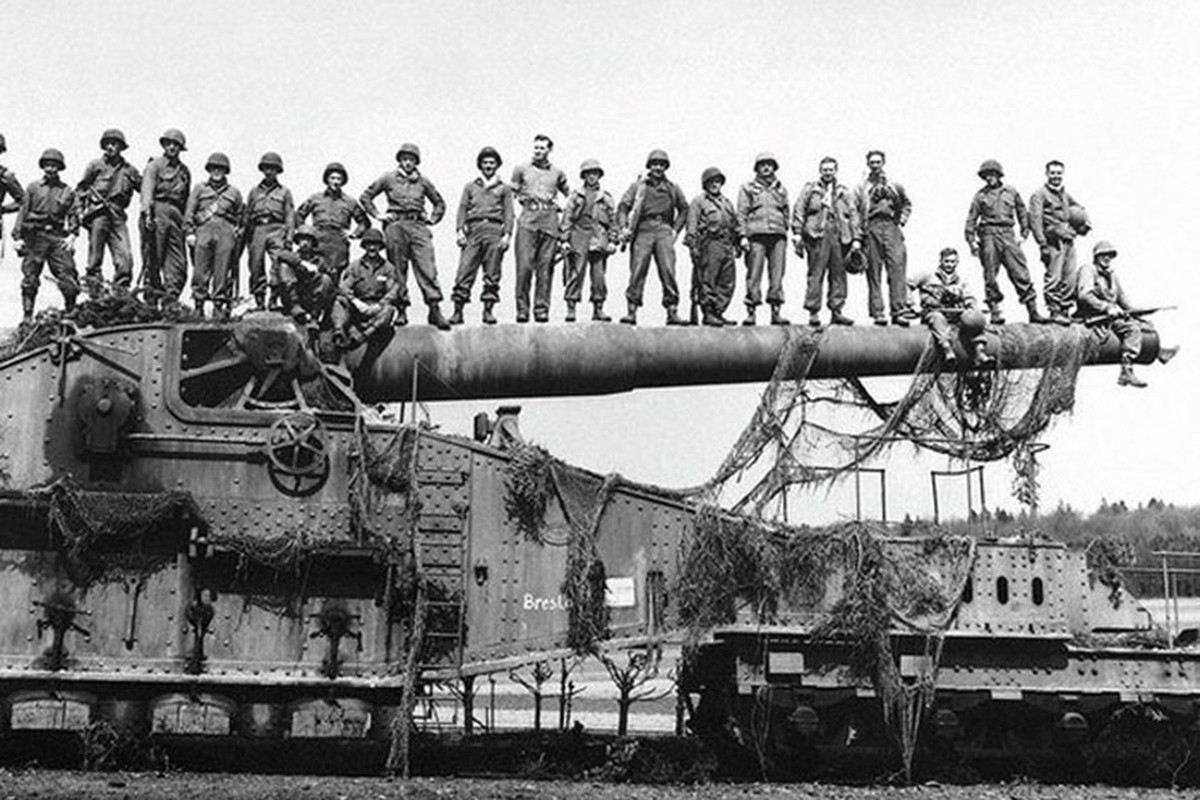 Với việc sử dụng loại đạn nặng 7,1 tấn/viên, nên Schwerer Gustav sẽ cần từ 30 - 45 phút cho mỗi phát bắn, và một ngày có thể bắn tối đa 14 viên. Vũ khí này được Đức sử dụng ở Mặt trận phía Đông vào giữa năm 1942 và gây ra thiệt hại nghiêm trọng cho nhiều công trình trong thành phố Sevastopol của Liên Xô.