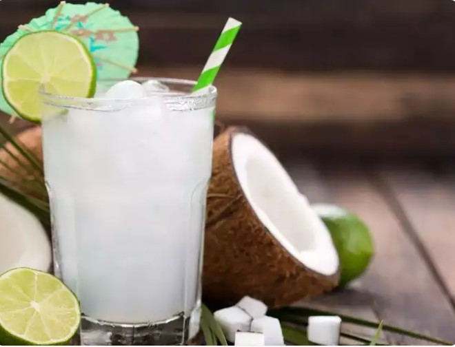 Thuốc nhuận tràng tự nhiên: Nước dừa chứa chất xơ, mặc dù với lượng nhỏ hơn so với một số thực phẩm giàu chất xơ khác. Chất xơ trong nước dừa cùng với hàm lượng nước cao giúp làm mềm phân và thúc đẩy nhu động ruột, giúp giảm táo bón nhẹ. Ngoài ra, nước dừa còn chứa các loại đường tự nhiên, chẳng hạn như glucose và fructose, có thể hút nước vào ruột và hỗ trợ hoạt động ruột đều đặn.