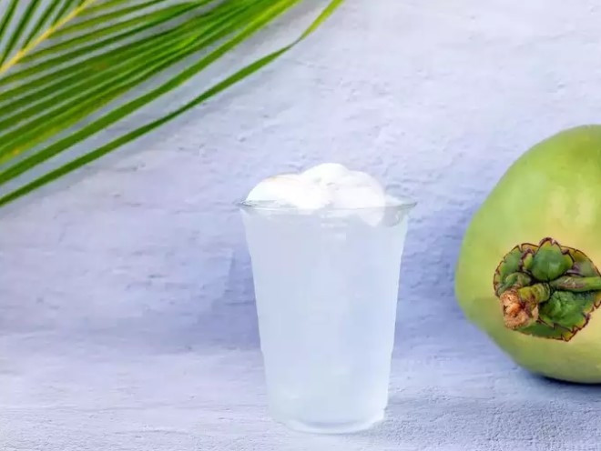 Giúp bụng nhẹ nhàng: Nước dừa có hàm lượng axit thấp tự nhiên và dễ tiêu hóa nên thích hợp cho những người có dạ dày nhạy cảm hoặc các vấn đề về đường tiêu hóa. Không giống như một số đồ uống khác, chẳng hạn như đồ uống thể thao hoặc nước ngọt có ga, nước dừa ít gây khó chịu về tiêu hóa hoặc làm trầm trọng thêm các vấn đề tiêu hóa hiện có.