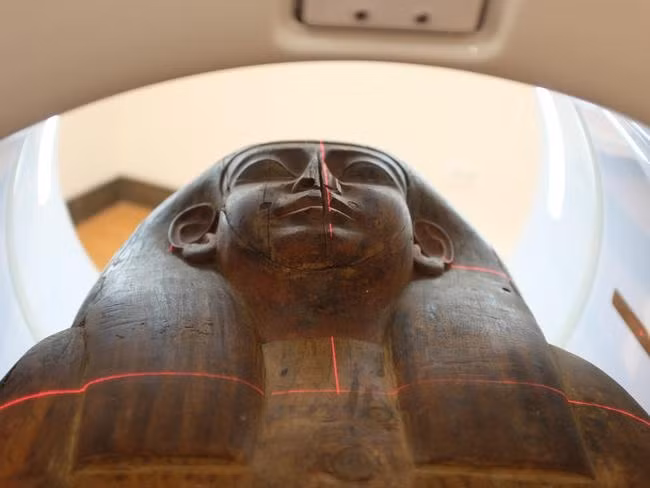 Xác ướp Mer-Neith-it-es không còn nguyên vẹn. Theo các chuyên gia, nhiều khả năng điều này xảy ra là do bị trộm mộ phá hoại khi tìm kiếm kho báu.