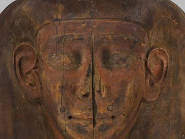 Thi hài vẹn nguyên này được bọc trong nhiều lớp vải lanh, có những mảnh nhựa cây và rất nhiều hạt bằng sứ từng được dùng để rải trên xác ướp nhằm bảo quản.