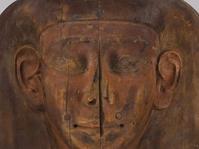 Thi hài vẹn nguyên này được bọc trong nhiều lớp vải lanh, có những mảnh nhựa cây và rất nhiều hạt bằng sứ từng được dùng để rải trên xác ướp nhằm bảo quản.