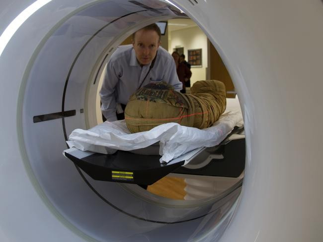 Nhóm nghiên cứu còn phát hiện thợ ướp xác xưa đã đổ đầy nhựa thông vào hộp sọ của người phụ nữ trong quá trình ướp xác. Thủ thuật này khá phổ biến ở Ai Cập cổ đại nhằm bảo quản thi hài người quá cố.