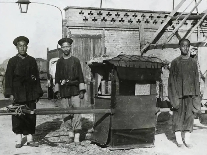 Vào cuối thời nhà Thanh, những người xuất thân quyền quý, giàu có chủ yếu đi lại bằng kiệu. Tuy nhiên, khác với hình ảnh những chiếc kiệu lộng lẫy, to lớn trên phim, người dân sống ở thời kỳ này sử dụng những chiếc kiệu khá đơn giản, kích thước nhỏ, thậm chí có phần sơ xài.