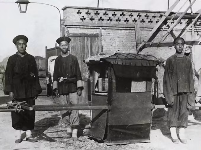 Vào cuối thời nhà Thanh, những người xuất thân quyền quý, giàu có chủ yếu đi lại bằng kiệu. Tuy nhiên, khác với hình ảnh những chiếc kiệu lộng lẫy, to lớn trên phim, người dân sống ở thời kỳ này sử dụng những chiếc kiệu khá đơn giản, kích thước nhỏ, thậm chí có phần sơ xài.