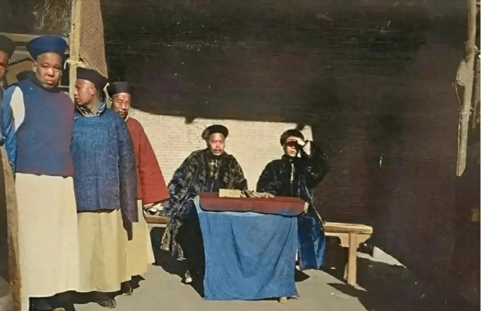 Hai vị quan cuối thời nhà Thanh ngồi xử án.