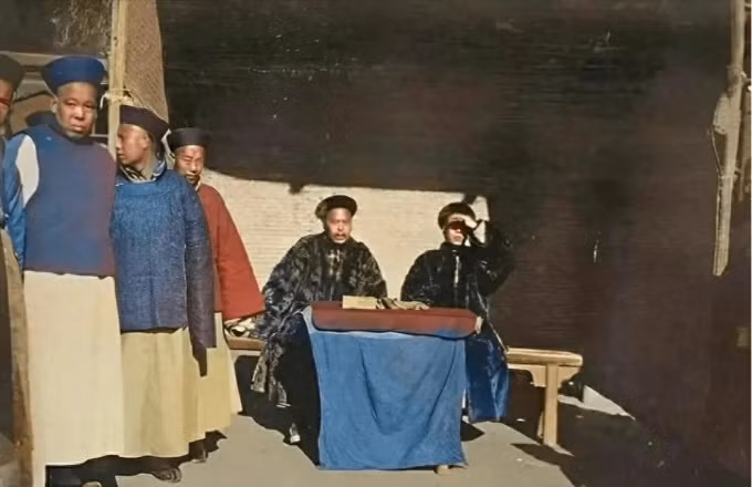 Hai vị quan cuối thời nhà Thanh ngồi xử án.