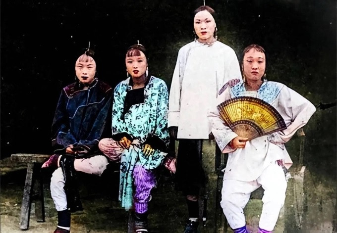 Bốn phụ nữ cuối thời nhà Thanh có vóc dáng thấp bé, nhan sắc kém xinh.